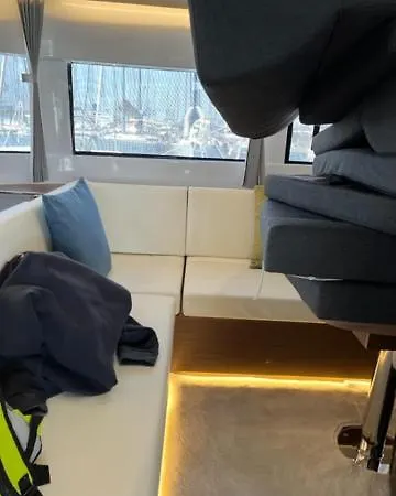 Fancy Sailing ספינת מלון